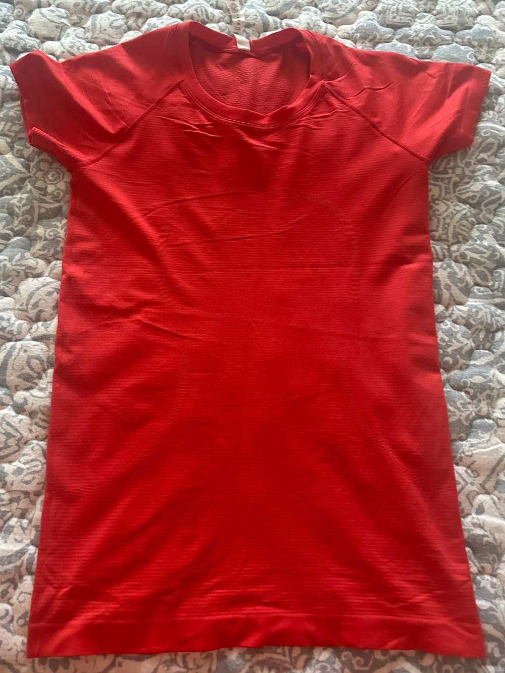 Lululemon Women's Bright Red Short Sleeve Crewneck Run Tee  size 8 ( like new)